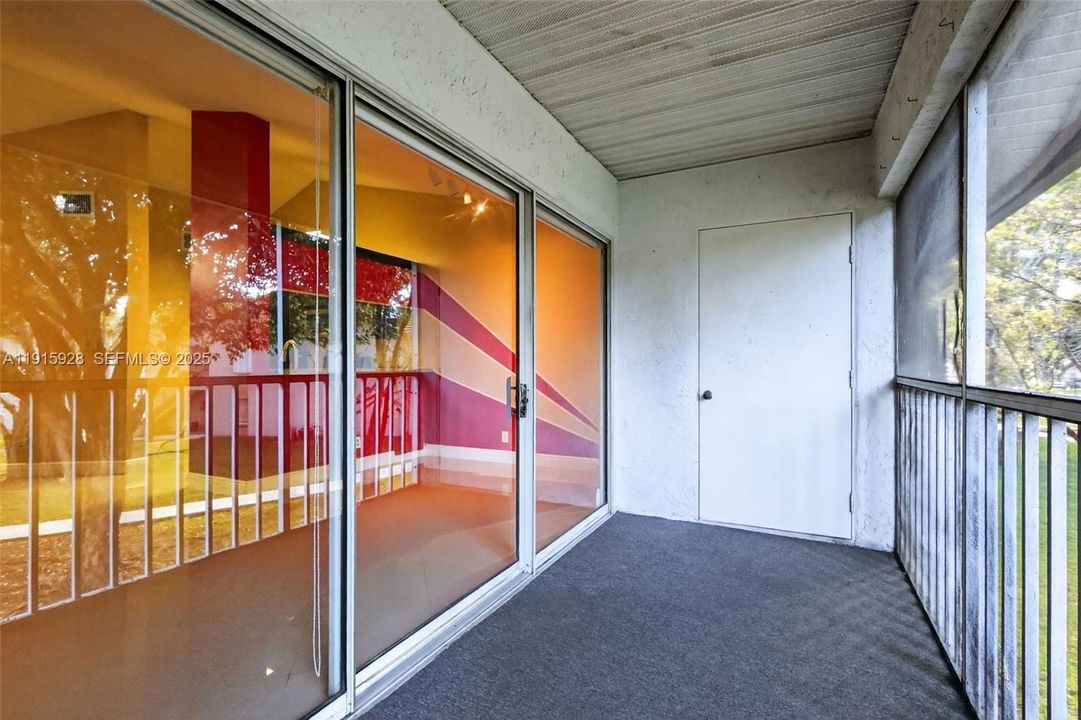 For Sale: $249,000 (1 beds, 1 baths, 862 Square Feet)