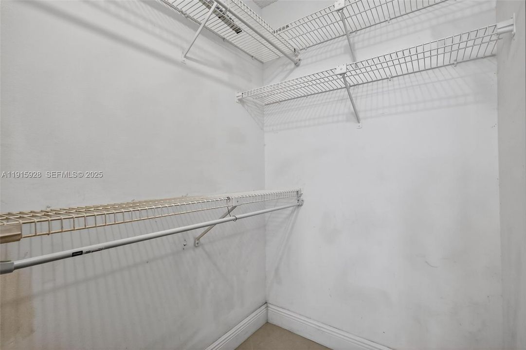 For Sale: $249,000 (1 beds, 1 baths, 862 Square Feet)