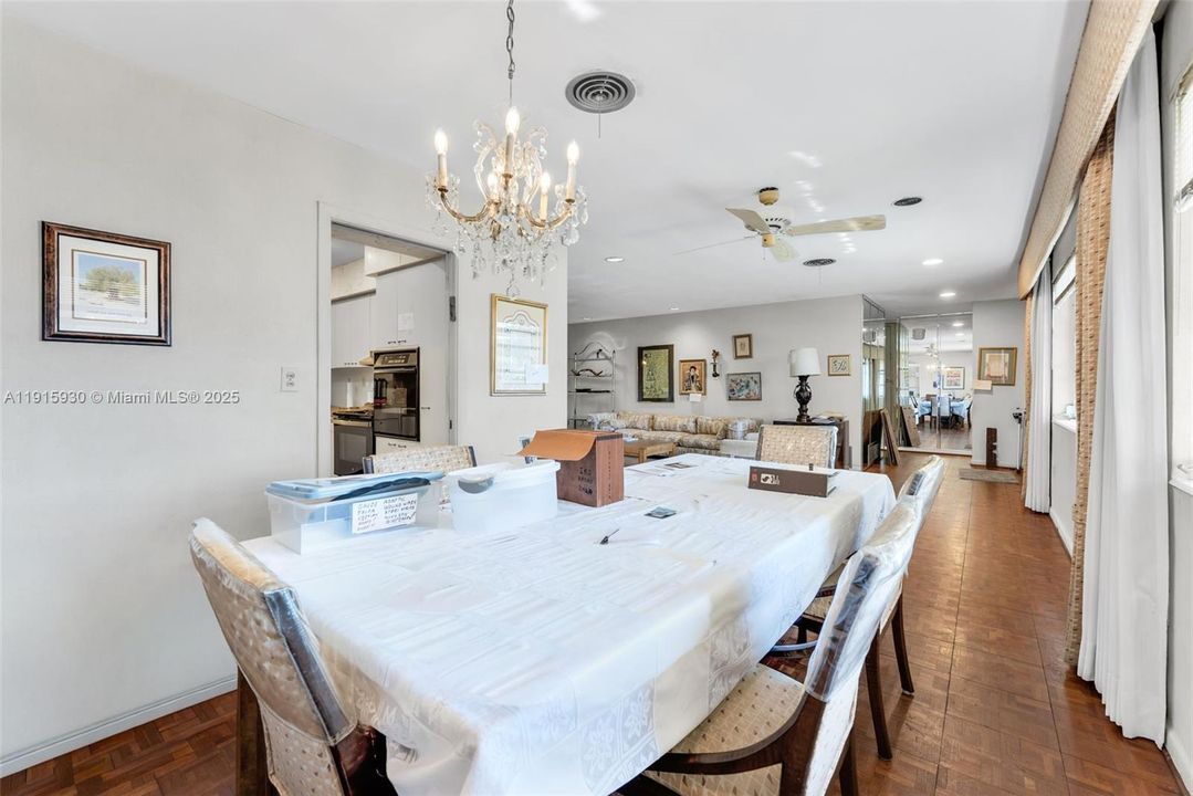 Под контрактом: $1,650,000 (5 спален, 3 ванн, 2944 Квадратных фут)