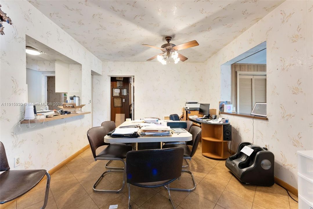 Под контрактом: $1,650,000 (5 спален, 3 ванн, 2944 Квадратных фут)