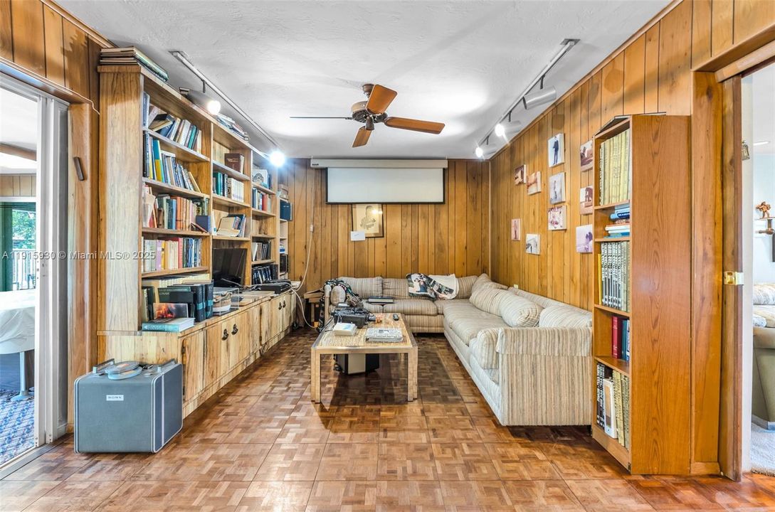 Под контрактом: $1,650,000 (5 спален, 3 ванн, 2944 Квадратных фут)