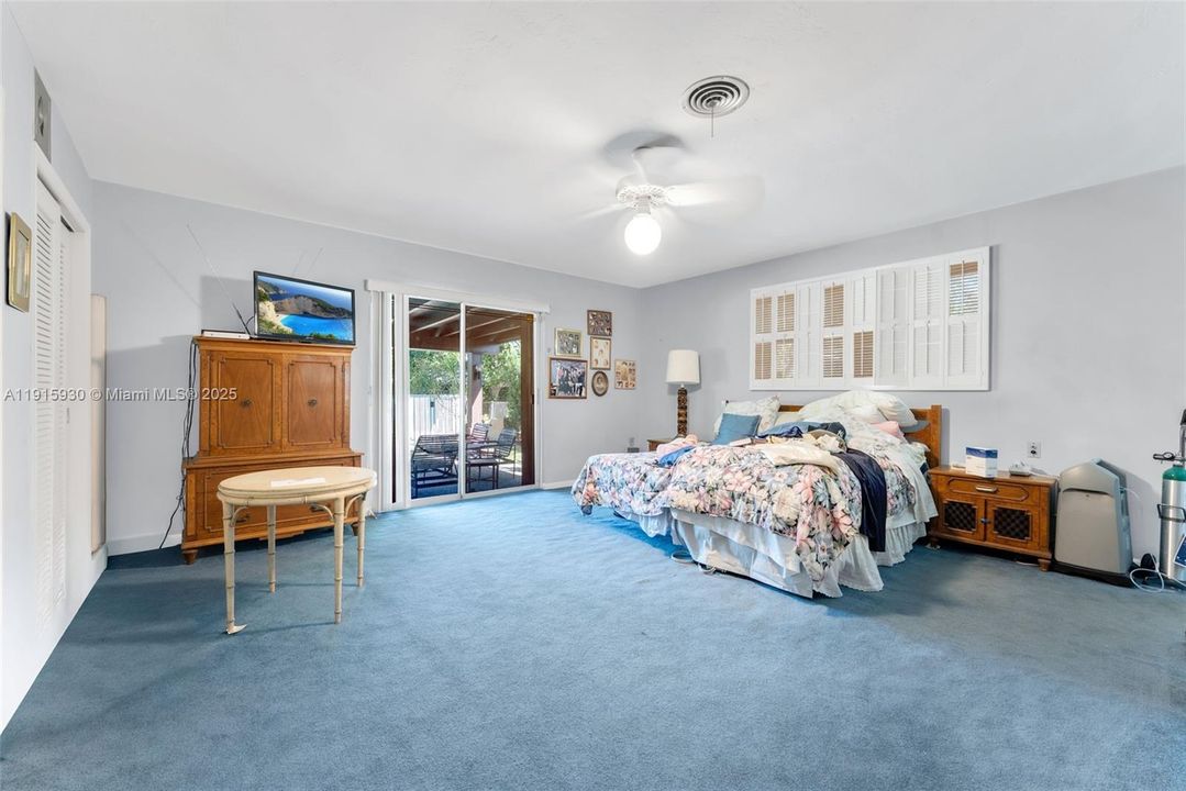 Под контрактом: $1,650,000 (5 спален, 3 ванн, 2944 Квадратных фут)