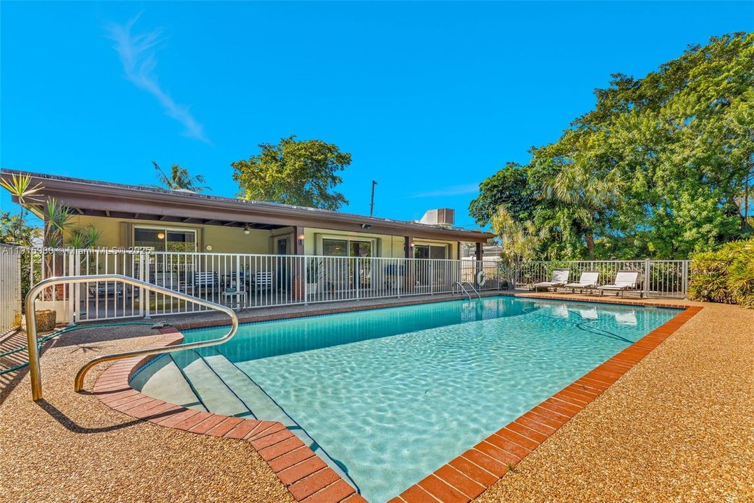 Под контрактом: $1,650,000 (5 спален, 3 ванн, 2944 Квадратных фут)