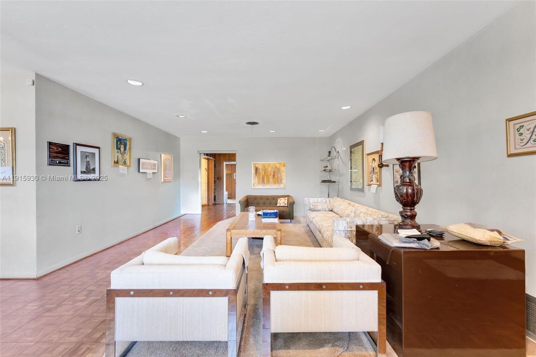 Под контрактом: $1,650,000 (5 спален, 3 ванн, 2944 Квадратных фут)