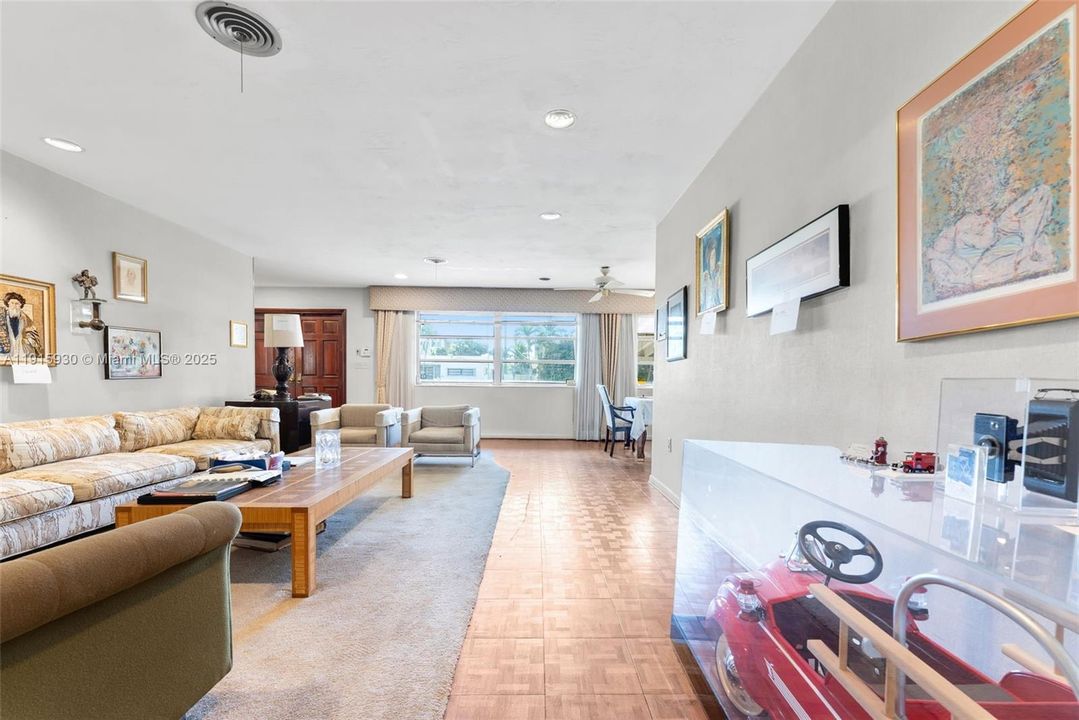 Под контрактом: $1,650,000 (5 спален, 3 ванн, 2944 Квадратных фут)