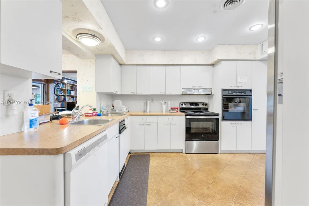 Под контрактом: $1,650,000 (5 спален, 3 ванн, 2944 Квадратных фут)