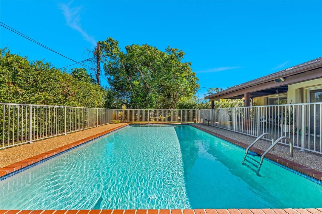 Под контрактом: $1,650,000 (5 спален, 3 ванн, 2944 Квадратных фут)