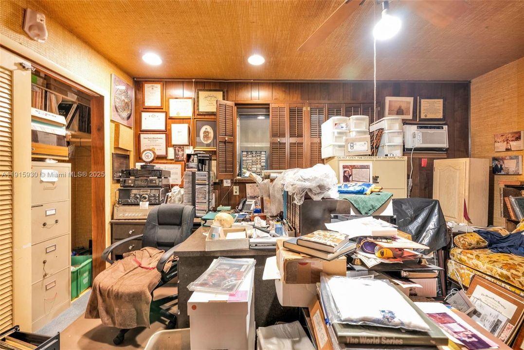 Под контрактом: $1,650,000 (5 спален, 3 ванн, 2944 Квадратных фут)