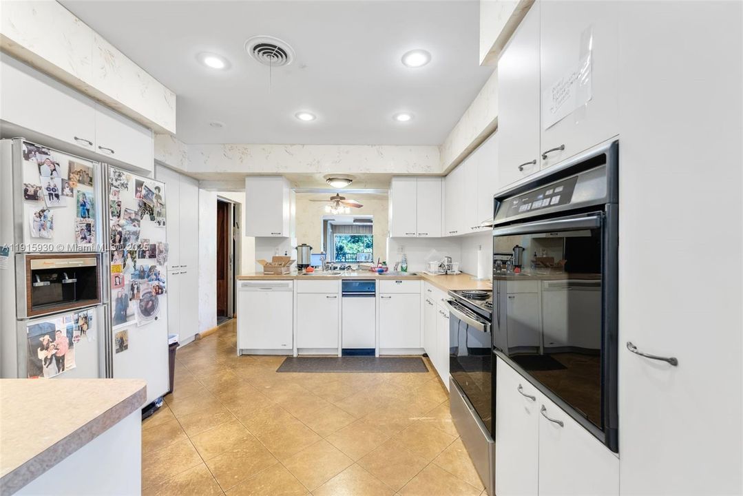 Под контрактом: $1,650,000 (5 спален, 3 ванн, 2944 Квадратных фут)