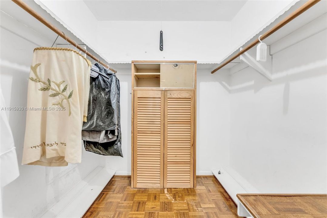 Под контрактом: $1,650,000 (5 спален, 3 ванн, 2944 Квадратных фут)