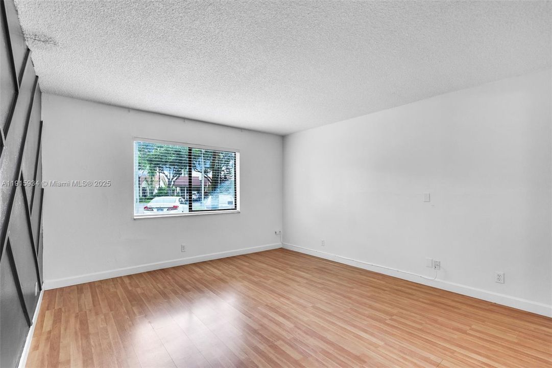 For Sale: $275,000 (2 beds, 2 baths, 1235 Square Feet)