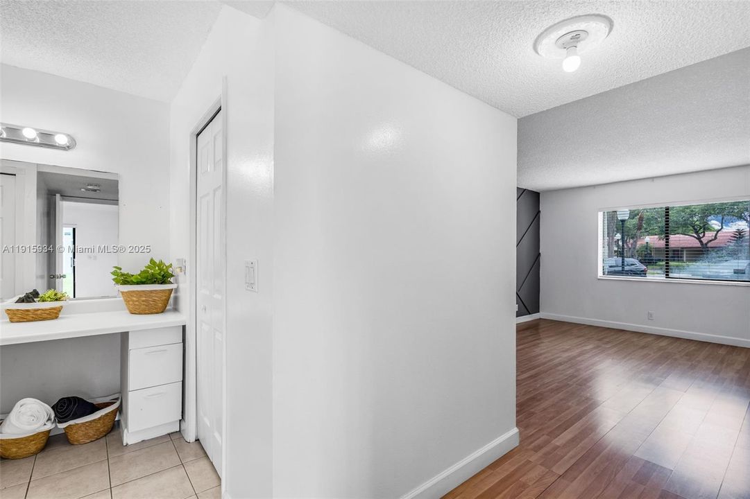 For Sale: $275,000 (2 beds, 2 baths, 1235 Square Feet)