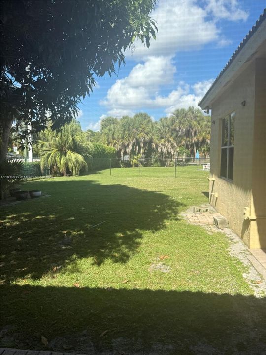 合同活跃: $2,900 (3 贝兹, 2 浴室, 2096 平方英尺)