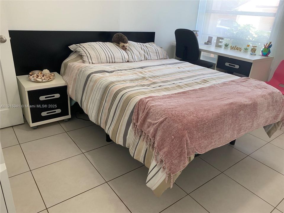 Active With Contract: $3,000 (3 beds, 2 baths, 1232 Square Feet)