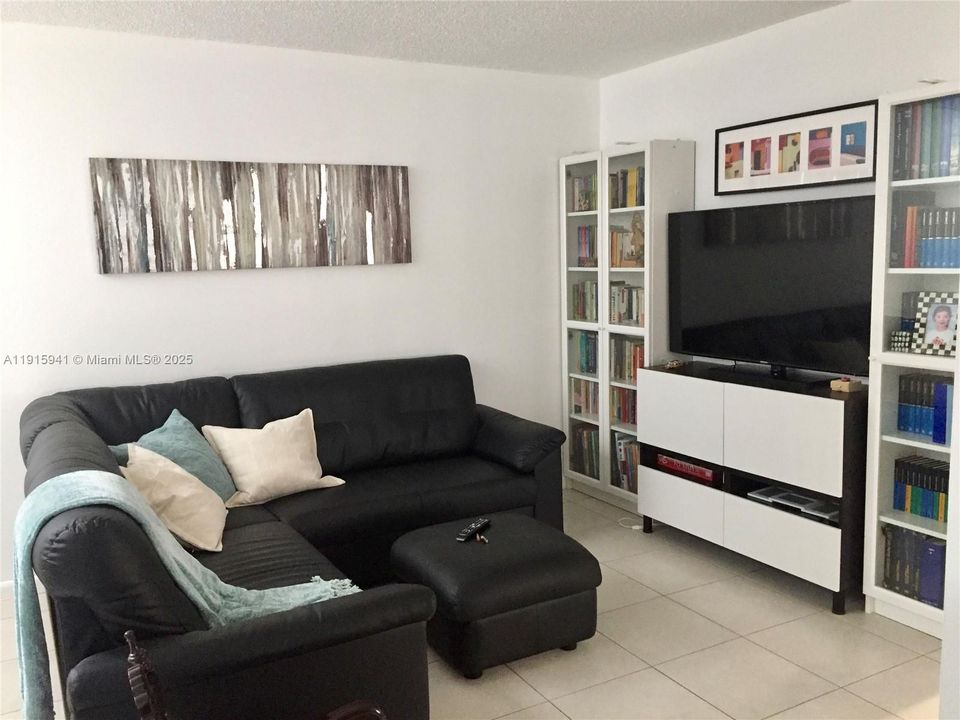 Active With Contract: $3,000 (3 beds, 2 baths, 1232 Square Feet)