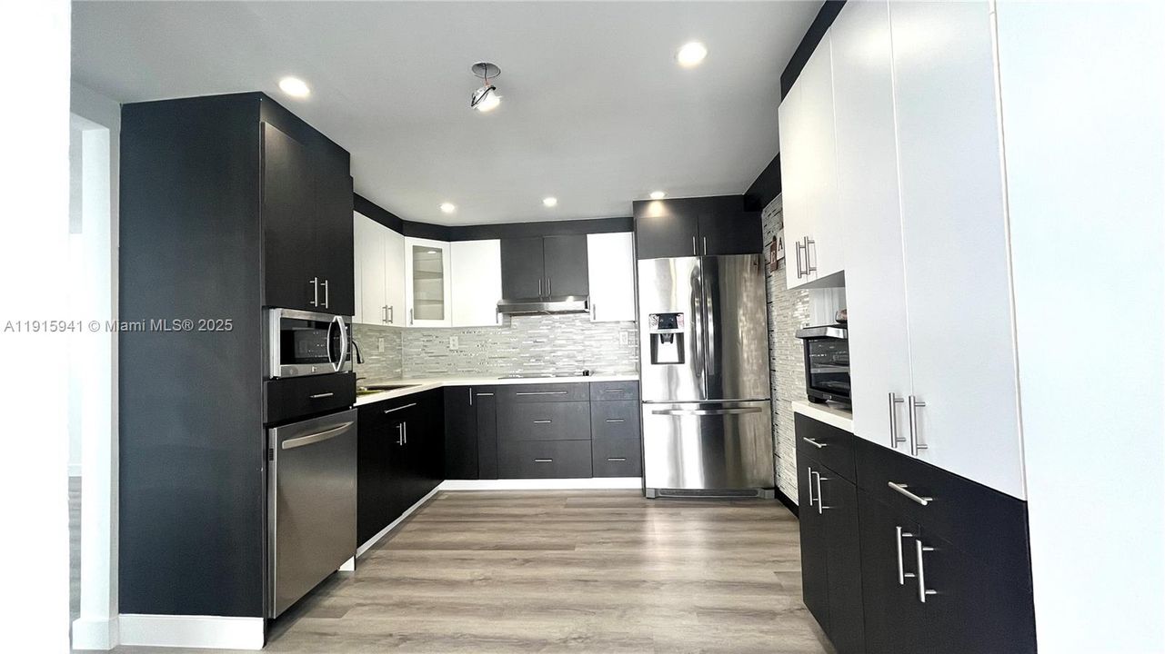 Active With Contract: $3,000 (3 beds, 2 baths, 1232 Square Feet)