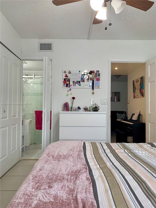 Active With Contract: $3,000 (3 beds, 2 baths, 1232 Square Feet)