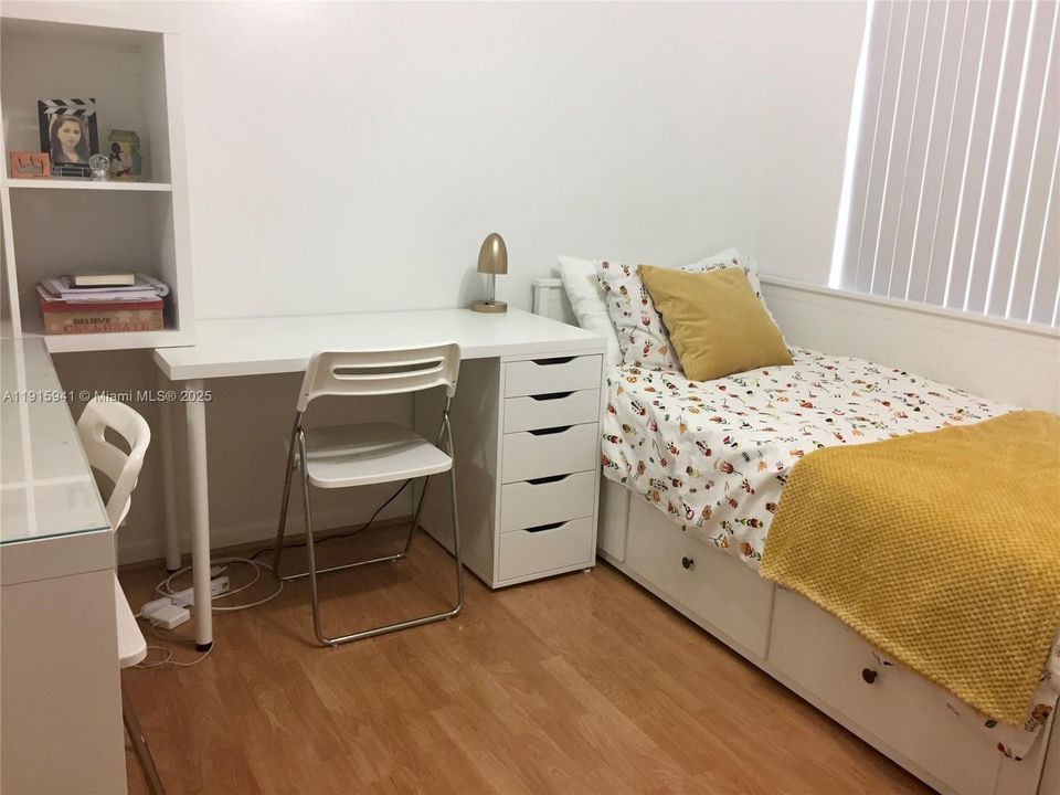 Active With Contract: $3,000 (3 beds, 2 baths, 1232 Square Feet)