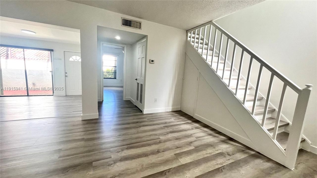 Active With Contract: $3,000 (3 beds, 2 baths, 1232 Square Feet)