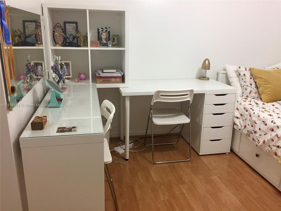 Active With Contract: $3,000 (3 beds, 2 baths, 1232 Square Feet)