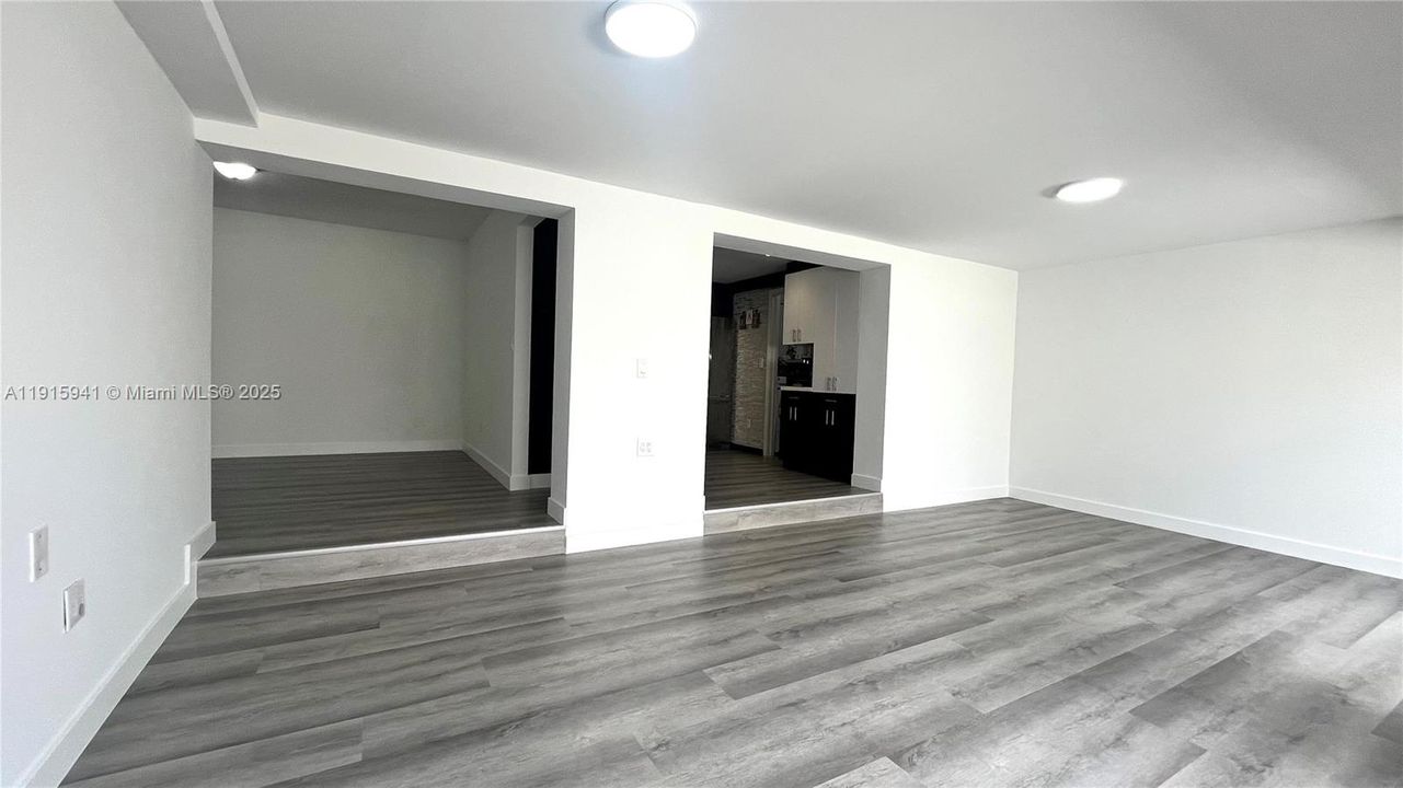 Active With Contract: $3,000 (3 beds, 2 baths, 1232 Square Feet)