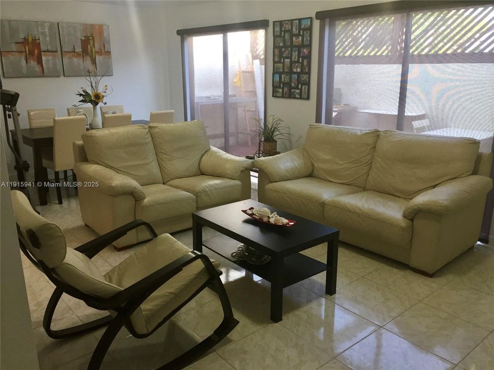 Active With Contract: $3,000 (3 beds, 2 baths, 1232 Square Feet)