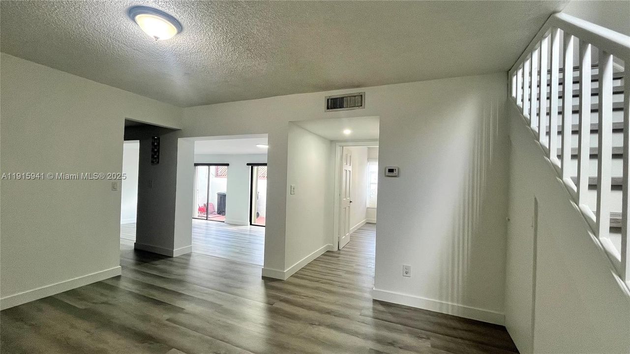 Active With Contract: $3,000 (3 beds, 2 baths, 1232 Square Feet)