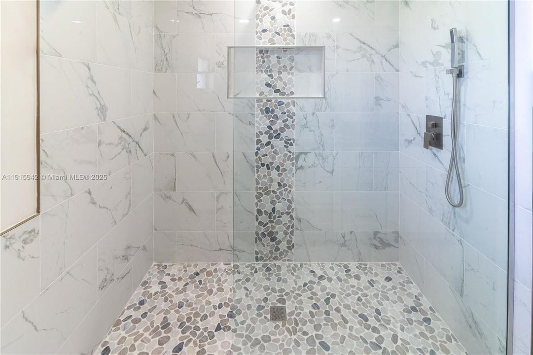 En Venta: $749,000 (3 camas, 2 baños, 1795 Pies cuadrados)