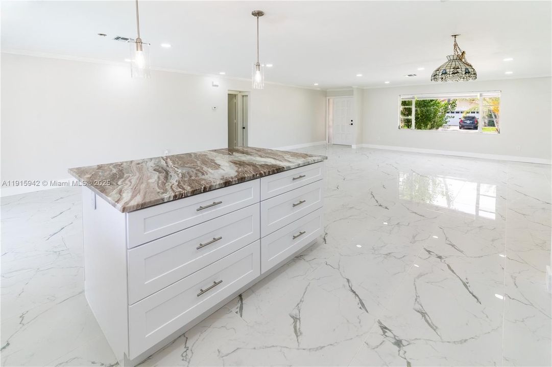 En Venta: $749,000 (3 camas, 2 baños, 1795 Pies cuadrados)