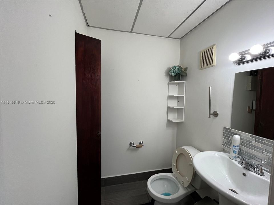 Под контрактом: $1,800 (0 спален, 0 ванн, 0 Квадратных фут)