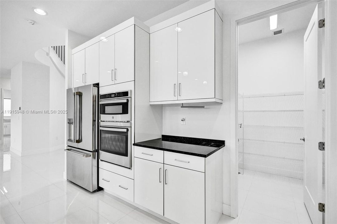 For Sale: $2,975,000 (5 beds, 6 baths, 4932 Square Feet)