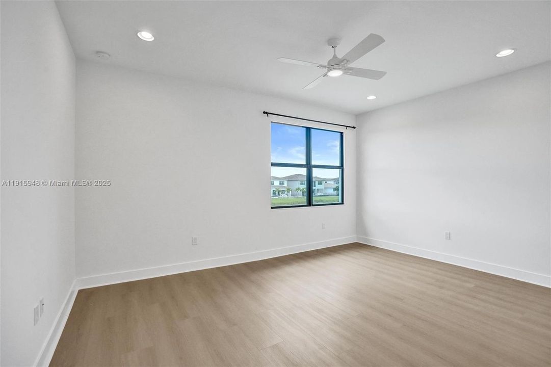 For Sale: $2,975,000 (5 beds, 6 baths, 4932 Square Feet)