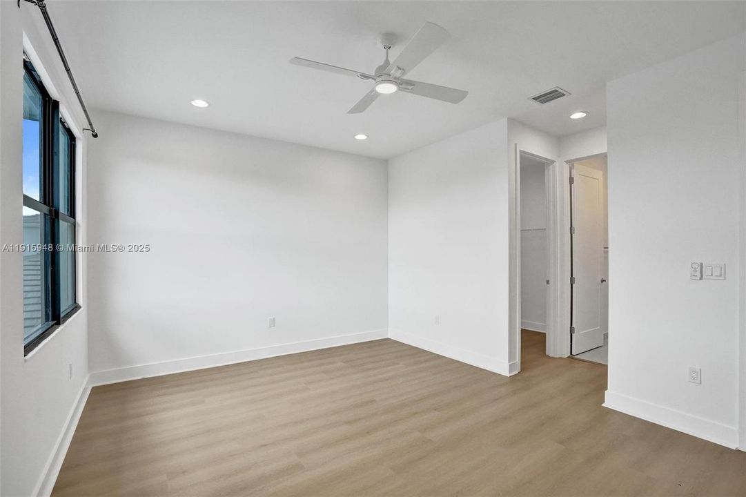 For Sale: $2,975,000 (5 beds, 6 baths, 4932 Square Feet)