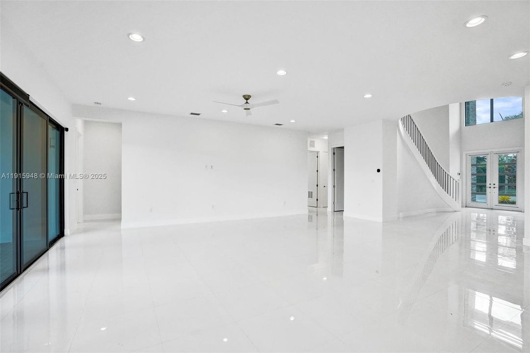 For Sale: $2,975,000 (5 beds, 6 baths, 4932 Square Feet)