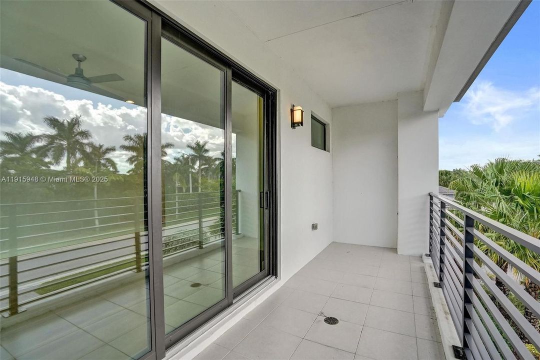 For Sale: $2,975,000 (5 beds, 6 baths, 4932 Square Feet)