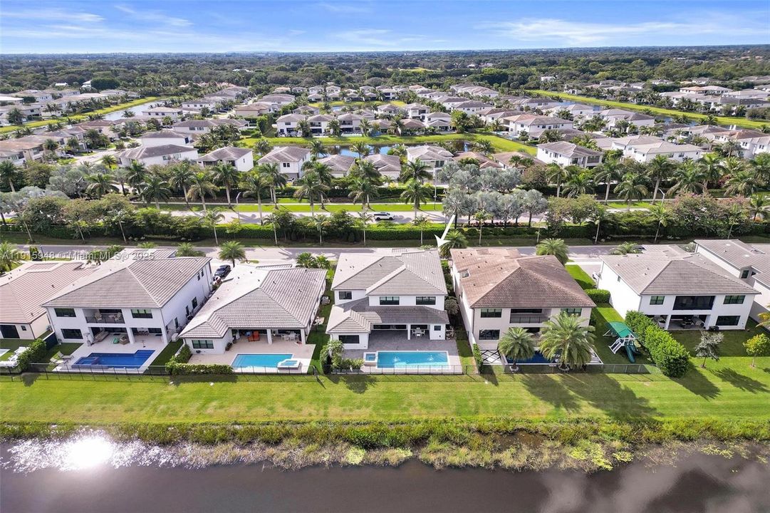 For Sale: $2,975,000 (5 beds, 6 baths, 4932 Square Feet)