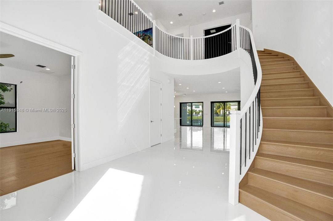 For Sale: $2,975,000 (5 beds, 6 baths, 4932 Square Feet)