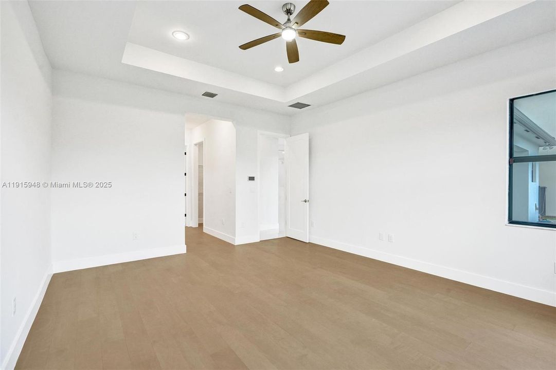 For Sale: $2,975,000 (5 beds, 6 baths, 4932 Square Feet)