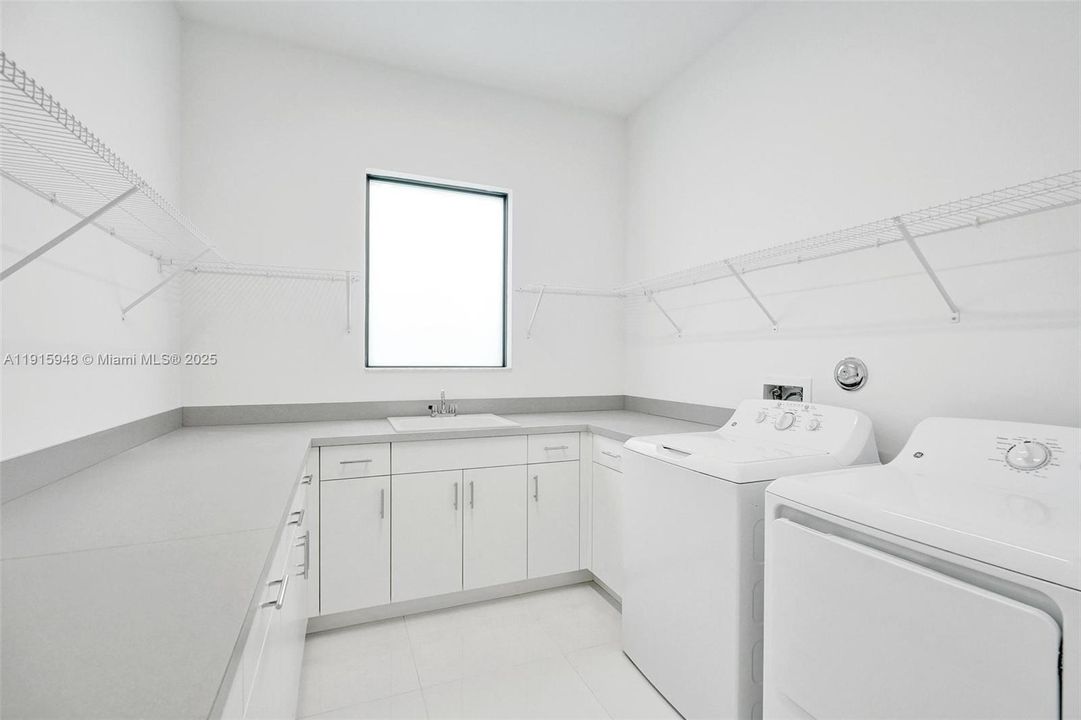 For Sale: $2,975,000 (5 beds, 6 baths, 4932 Square Feet)