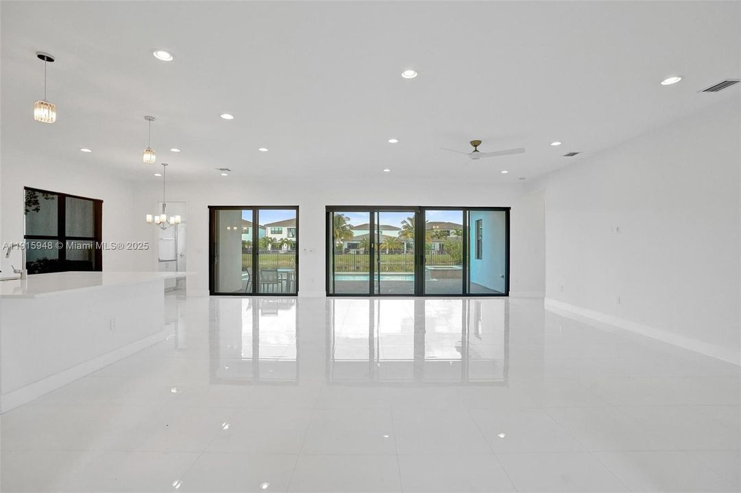 For Sale: $2,975,000 (5 beds, 6 baths, 4932 Square Feet)