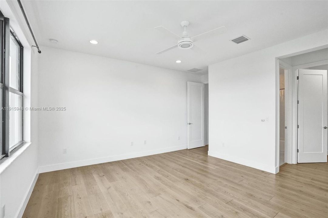 For Sale: $2,975,000 (5 beds, 6 baths, 4932 Square Feet)