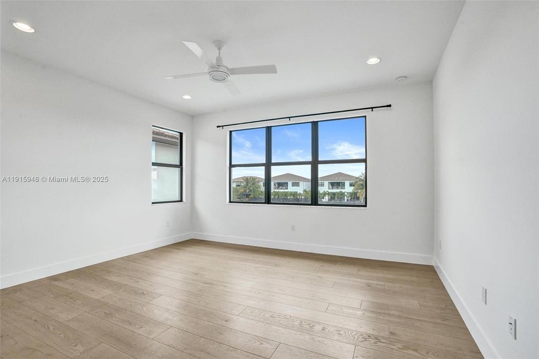 For Sale: $2,975,000 (5 beds, 6 baths, 4932 Square Feet)