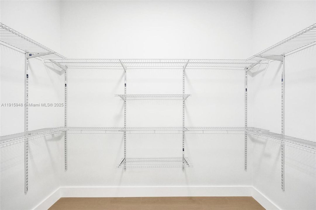 For Sale: $2,975,000 (5 beds, 6 baths, 4932 Square Feet)