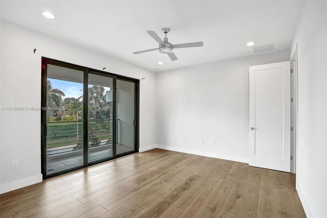 For Sale: $2,975,000 (5 beds, 6 baths, 4932 Square Feet)