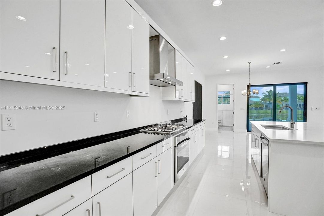 For Sale: $2,975,000 (5 beds, 6 baths, 4932 Square Feet)