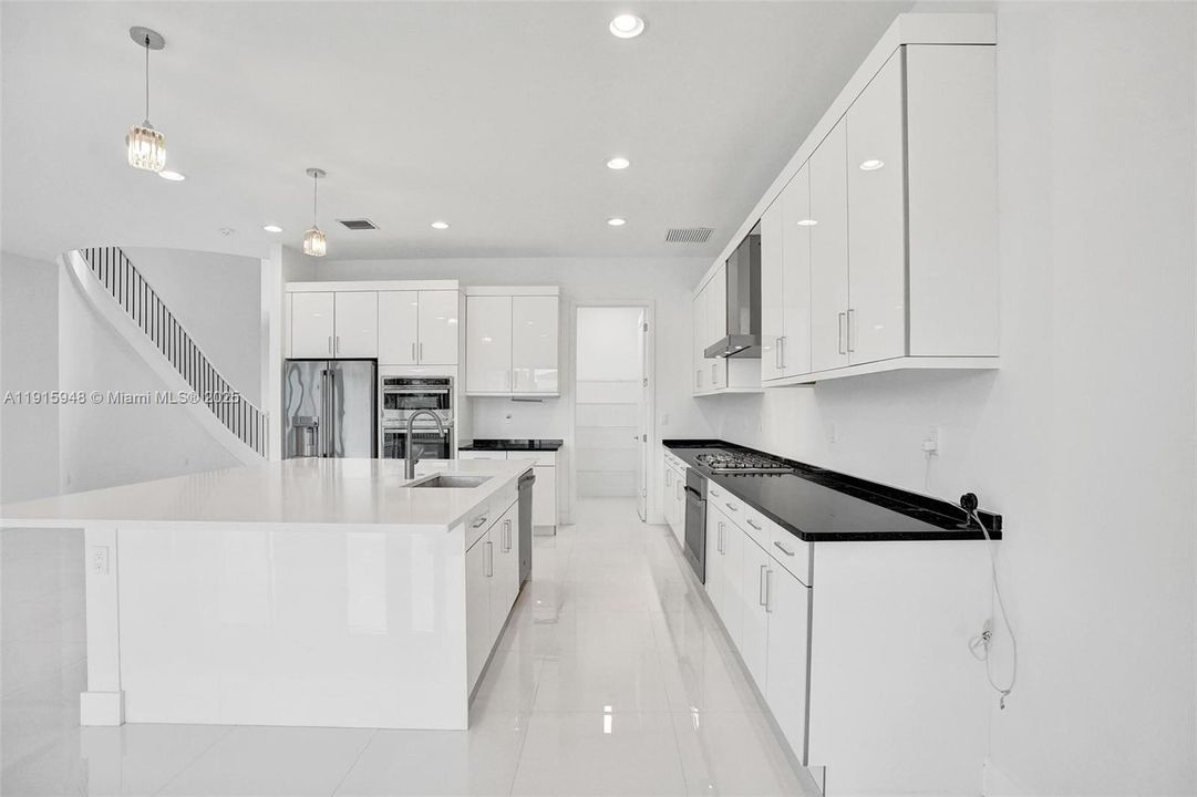 For Sale: $2,975,000 (5 beds, 6 baths, 4932 Square Feet)