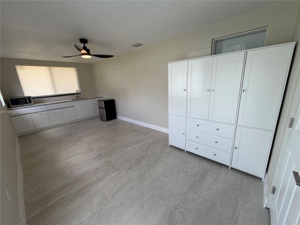 For Rent: $1,500 (0 beds, 1 baths, 1241 Square Feet)