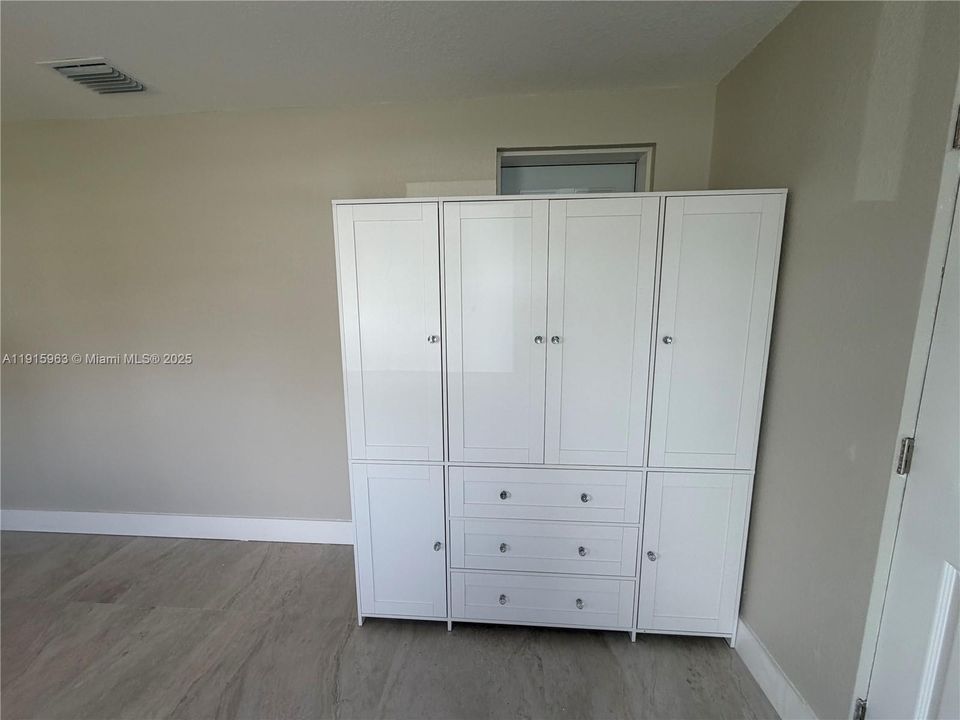 For Rent: $1,500 (0 beds, 1 baths, 1241 Square Feet)