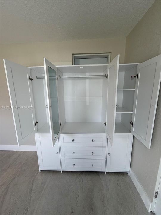 For Rent: $1,500 (0 beds, 1 baths, 1241 Square Feet)