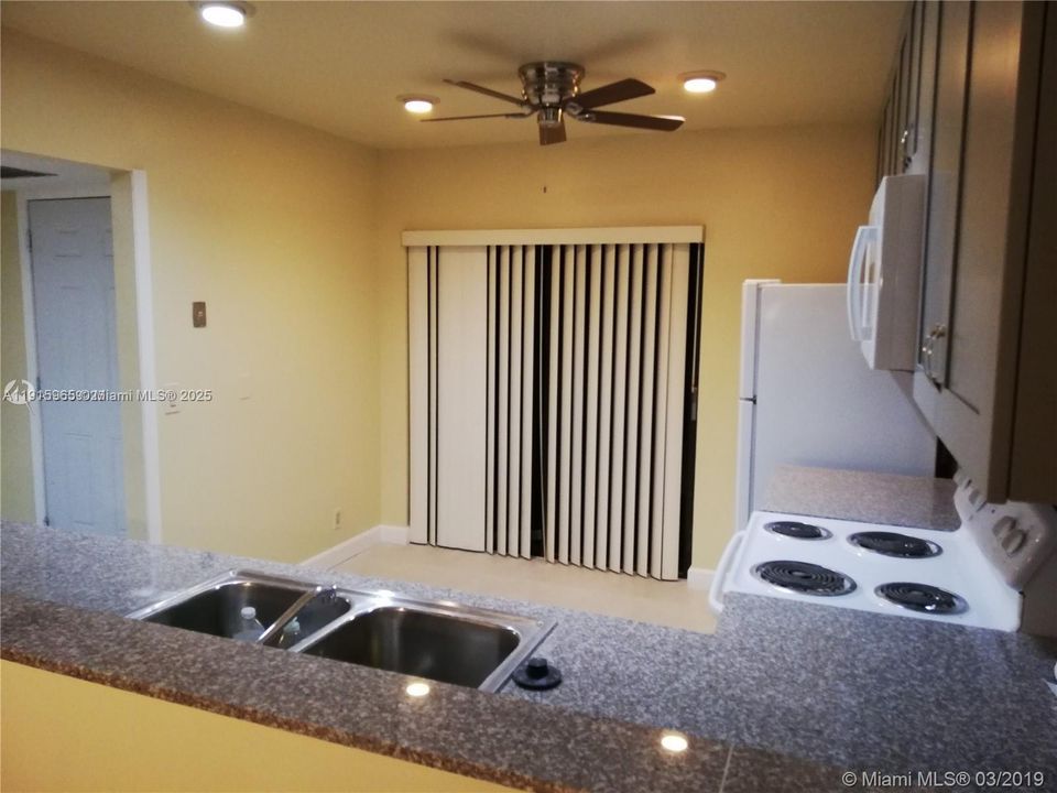 Под контрактом: $359,500 (2 спален, 2 ванн, 1258 Квадратных фут)